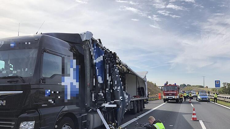Wegen eines schweren Unfalls war die A71 zeitweise vollgesperrt.  Bei dem Umfall wurde ein Lkw-Fahrer lebensgef&auml;hrlich verletzt. Foto: NEWS5 / Fricke