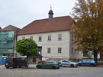 Die Farbgebung der Rathausfassade in Seßlach gefällt nicht jedem. Mitgliedern des Stadtrats gefällt vor allem nicht, dass sie gar nicht gefragt wurden, als darüber entschieden wurde.Rainer Lutz