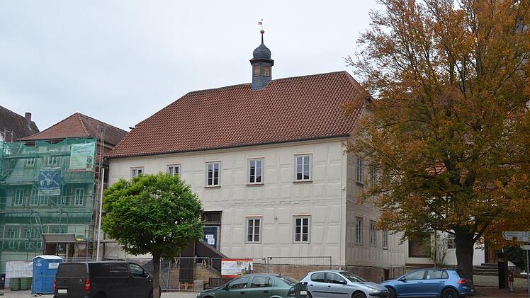 Die Farbgebung der Rathausfassade in Seßlach gefällt nicht jedem. Mitgliedern des Stadtrats gefällt vor allem nicht, dass sie gar nicht gefragt wurden, als darüber entschieden wurde.Rainer Lutz