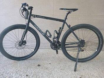 Als die Polizei an der Unfallstelle eintraf, fand sie neben dem Fahrrad eine Blutspur des Schwerverletzten. Foto: Polizeipr&auml;sidiums S&uuml;dosthessen