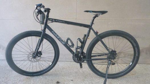 Als die Polizei an der Unfallstelle eintraf, fand sie neben dem Fahrrad eine Blutspur des Schwerverletzten. Foto: Polizeipr&auml;sidiums S&uuml;dosthessen