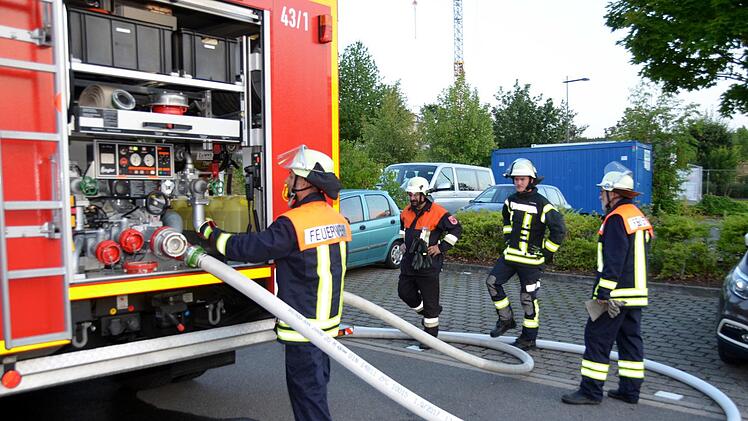 Insgesamt vier Atemschutztrupps gelang es, den Brand im Untergeschoss rasch zu löschen.Peter Rauch