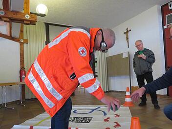 Mit der Drogenbrille (oben): "Unter Drogeneinfluss"  hat Sanitäter Claus Müller erhebliche Gleichgewichts - und Koordinationsschwierigkeiten beim Parcours.