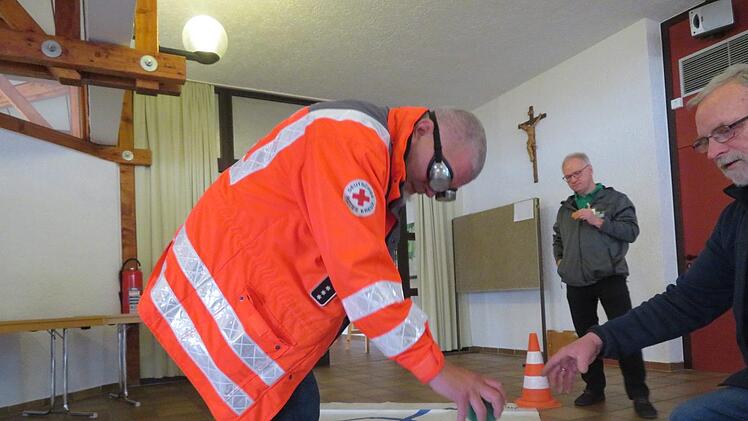 Mit der Drogenbrille (oben): "Unter Drogeneinfluss"  hat Sanitäter Claus Müller erhebliche Gleichgewichts - und Koordinationsschwierigkeiten beim Parcours.