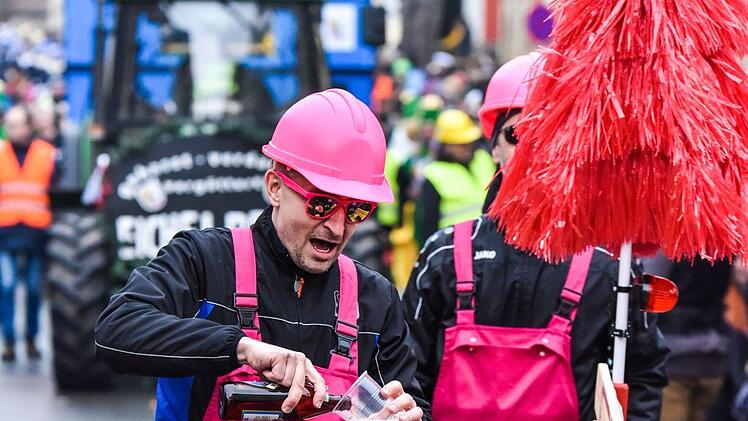 Der Eberner Gaudiwurm trotzte dem trüben Wetter und versprühte tolle Faschingsstimmung. Foto: Ryan Evans