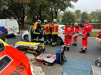 Nach Auffahrunfall: Feuerwehr rettet Mensch aus Unfallauto im Kreis Main-Spessart