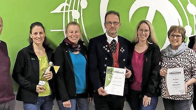 Auf dem Bild sind (von links) Norbert Schmitt, Carolin Kraatz, Kerstin Metz, Wolfgang Hefner, Jessica Schricker, Hiltrud Wahler, Theresa Kraft zu sehen.