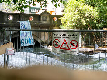Die Eisbachwelle in München
