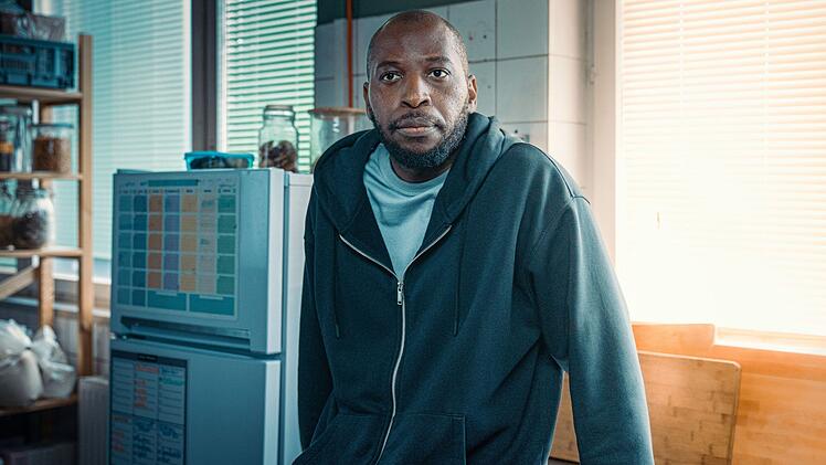 Femi Olaifa (Ayo Aloba) ist stellvertretender Leiter der Wohngruppe "Sonnenhof". Die Atmosph&auml;re unter den P&auml;dagogen der Einrichtung scheint verantwortungsbewusst und professionell kameradschaftlich. Alle hier sind sich bewusst, dass es ihre "Klienten" in ihrem bisherigen Leben sehr schwer hatten.