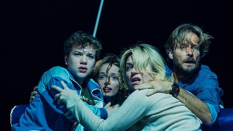 Aus der Geburtstagsfeier von Ben (Lucas Ebel, links) wird f&uuml;r den 13-J&auml;hrigen und seine Schwester Cassie (Lisa Delamar, Zweite von links) und seine Eltern Julia (&Eacute;milie Dequenne) und Tom (Andreas Pietschmann) eine Horrornacht.