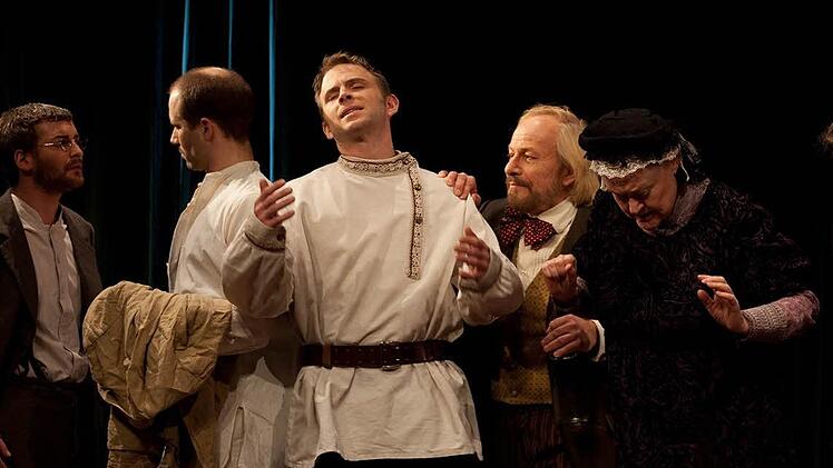 Ivanov (Stephan von Soden) verzweifelt an sich und der Kamarilla um sich herum: (v. l.) Lwow (Felix Pielmeier), Borkin (Thoma Jutzler), Schabelski )Eckhart Neuberg), Awdotja (Karin M. Schneider), Lebedew (Florian Walter).  Foto: Thomas Bachmann