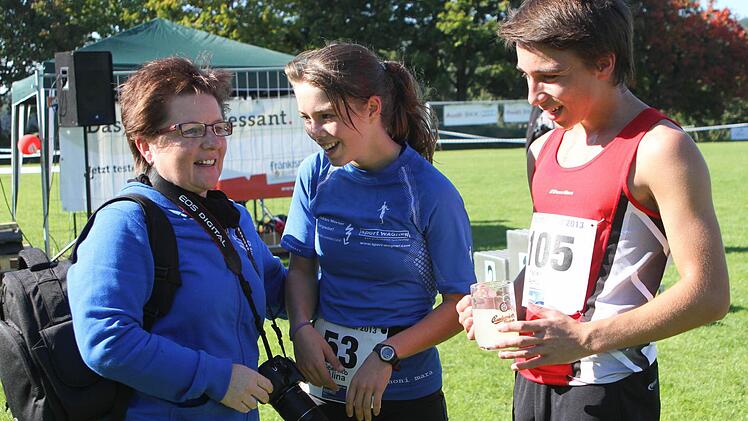Gratulation für die Siegerin des Hobbylaufes bei den Damen, Alina Beierlieb (Mitte) und den Drittplatzierten bei den Herren, Patrick Fischer (TV Zeil, rechts).