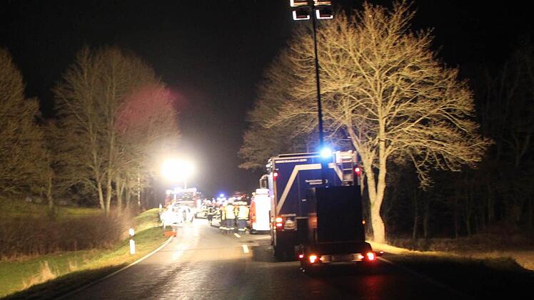 Gespenstischer Anblick: Bei einem Verkehrsunfall auf der B 85 starb am Sonntag eine junge Frau aus dem Landkreis Kronach. Foto: Stephan Tiroch   