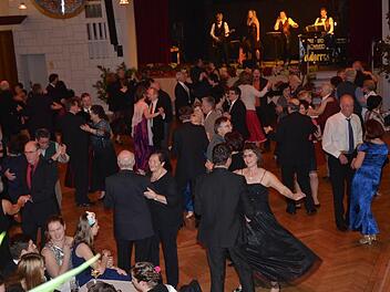 Bei ausgelassener Stimmung wurden die Tanzbeine beim Dreikönigsball im Schützenhaus Kronach zur zauberhaften Musik der Tanz- und Showband "Andorras" geschwungen. Foto: Karl-Heinz Hofmann