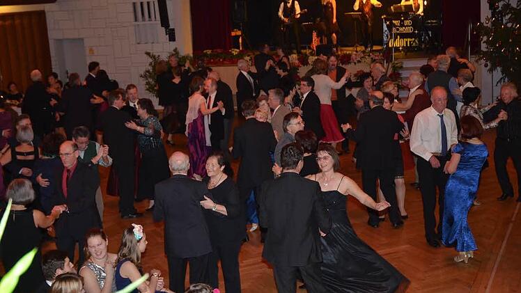 Bei ausgelassener Stimmung wurden die Tanzbeine beim Dreikönigsball im Schützenhaus Kronach zur zauberhaften Musik der Tanz- und Showband "Andorras" geschwungen. Foto: Karl-Heinz Hofmann