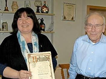 Überraschung: Gabi Stahl überreichte der Ehrenvorsitzende Lothar Biener die goldene Ehrennadel des Haßbergvereins Zeil. Foto: Wolfgang Ortloff