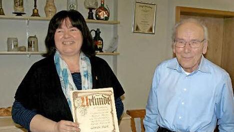 Überraschung: Gabi Stahl überreichte der Ehrenvorsitzende Lothar Biener die goldene Ehrennadel des Haßbergvereins Zeil. Foto: Wolfgang Ortloff