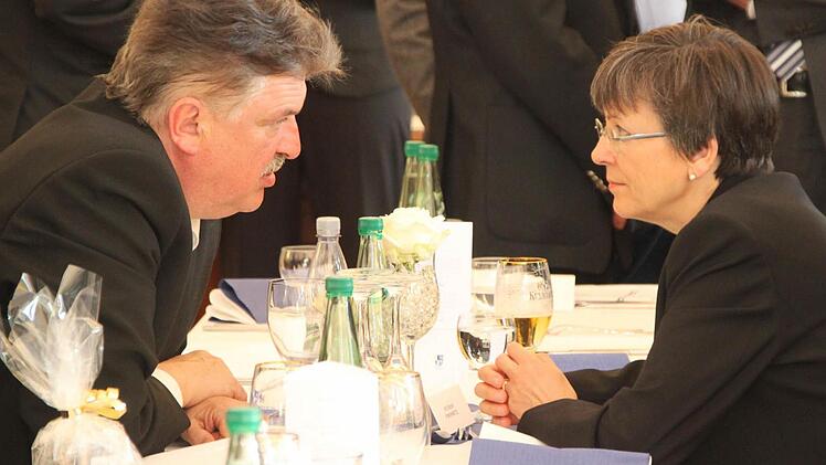 Tête-à-Tête im Rathaussaal: die neue Regierungspräsidentin Heidrun Piwernetz und Landrat Klaus Peter Söllner. Foto: Stephan Tiroch