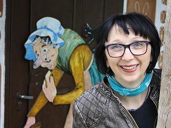 Knusper, knusper, Knäuschen, Annette Martin am Hexenhäuschen: Die Brückenauerin erzählt leidenschaftlich gern Märchen. Foto: Ralf Ruppert/Archiv