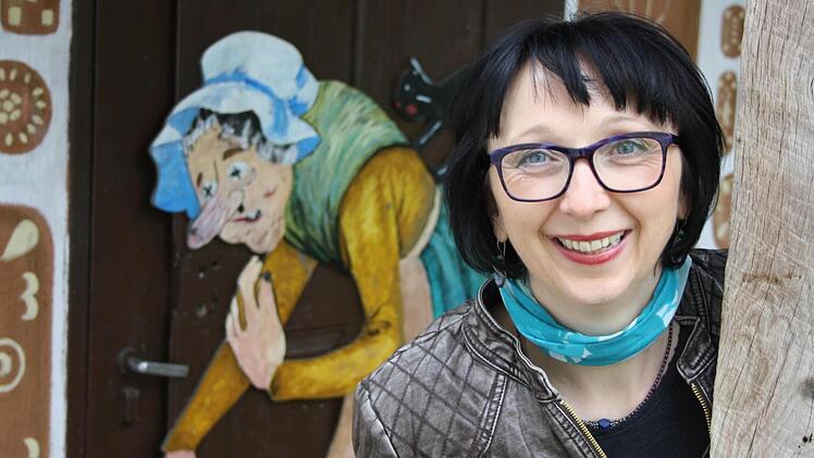 Knusper, knusper, Knäuschen, Annette Martin am Hexenhäuschen: Die Brückenauerin erzählt leidenschaftlich gern Märchen. Foto: Ralf Ruppert/Archiv