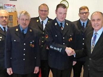 Unser Bild zeigt (von links) Kreisbrandinspektor Horst Tempel, 2. Vorsitzenden Reinhold Horn, Kreisbrandrat Stefan Härtlein, 1. Kommandant Daniel Schramm, 2. Kommandant Fabian Ott und Marktleugasts Bürgermeister Franz Uome.  Foto: Klaus-Peter Wulf
