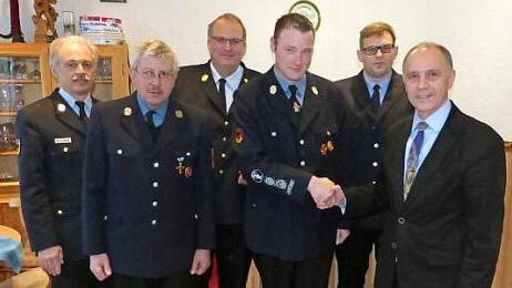 Unser Bild zeigt (von links) Kreisbrandinspektor Horst Tempel, 2. Vorsitzenden Reinhold Horn, Kreisbrandrat Stefan Härtlein, 1. Kommandant Daniel Schramm, 2. Kommandant Fabian Ott und Marktleugasts Bürgermeister Franz Uome.  Foto: Klaus-Peter Wulf