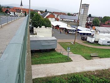Unter der Brücke am Kanal (im Bild links neben der Treppe) soll es Samstagnacht zu sexuellen Übergriffen gekommen sein. Später war dann die Massenschlägerei zwischen Asylbewerbern und Einheimischen vor dem Kerwabaum ausgebrochen.  Foto: Sebastian Martin