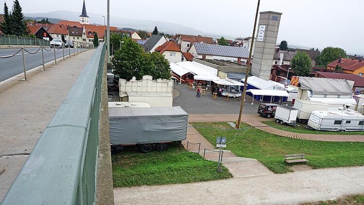 Unter der Brücke am Kanal (im Bild links neben der Treppe) soll es Samstagnacht zu sexuellen Übergriffen gekommen sein. Später war dann die Massenschlägerei zwischen Asylbewerbern und Einheimischen vor dem Kerwabaum ausgebrochen.  Foto: Sebastian Martin