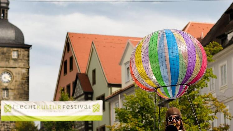 Zum Ambiente des Korbmarktes tragen auch Künstler wie Sven Lange (hier als Ballonfahrer) bei. Er wird auch heuer wieder engagiert, ebenso gebucht ist das Korb-Karussell.  Foto: Florian Zapf / Stadtmarketing Lichtenfels