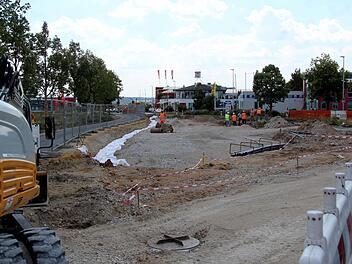 Die Flughafenstraße rückt ein Stück nach Osten (im Bild links), damit die Zufahrt zur Deponie vergrößert werden kann.   Foto: Richard Sänger