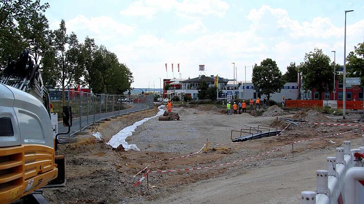 Die Flughafenstraße rückt ein Stück nach Osten (im Bild links), damit die Zufahrt zur Deponie vergrößert werden kann.   Foto: Richard Sänger
