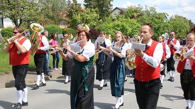 Der Musikverein Pfändhausen sorgte im Feuerwehrumzug für Stimmung. Foto:  Dieter Britz