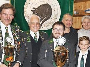 Die erfolgreichen Podiumsinhaber auf Vereins-, Gau-, Bezirks-, bayerischer und deutscher Ebene, von links: Helmut Stubenrauch, Joseph Borschert, Sebastian Drößmar, Allen Rudel, Florian Stretz, Ute Häußer und Heidi Borschert. Auf dem Bild fehlen mehrere Ausgezeichnete.
