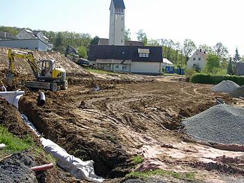 Gefördert vom "Programm Stadtumbau" nimmt Sonnefeld für eine neue Zufahrt (rechts vom Gotteshaus), Geländebegradigung und Parkmöglichkeiten für Friedhofsbesucher nahezu eine halbe Million Euro in die Hand. Foto: Klaus Oelzner