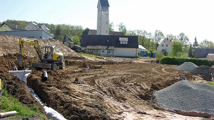 Gefördert vom "Programm Stadtumbau" nimmt Sonnefeld für eine neue Zufahrt (rechts vom Gotteshaus), Geländebegradigung und Parkmöglichkeiten für Friedhofsbesucher nahezu eine halbe Million Euro in die Hand. Foto: Klaus Oelzner