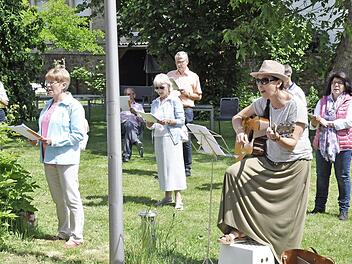 Eine willkommene Abwechslung für die Bewohner des St.-Elisabeth-Pflegeheimes war der Gesang ehrenamtlicher Hospizbegleiter des Hospizvereines im Garten der Einrichtung.