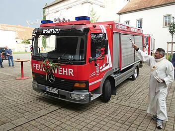 Diakon Joachim Stapf segnete den Tanker, der fast wie ein Neufahrzeug aussieht.