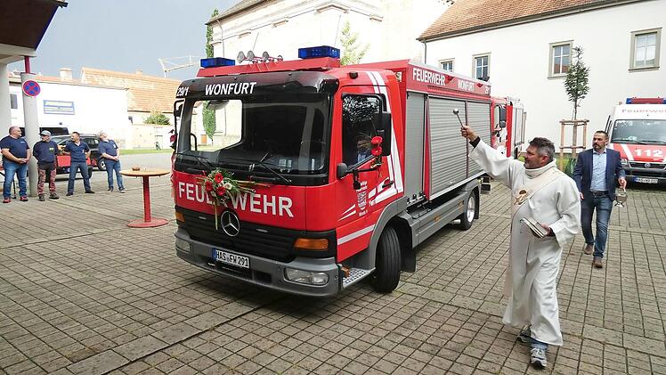 Diakon Joachim Stapf segnete den Tanker, der fast wie ein Neufahrzeug aussieht.