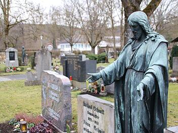 Der Münnerstädter Friedhof beispielsweise hat zu einem gewissen Teil auch Parkcharakter. Deshalb hat hat der Stadtrat einen Teil der  kalkulierten Grabnutzungsgebühren abgezogen. Insgesamt steigen die Gebühren aber an. Foto: Thomas Malz