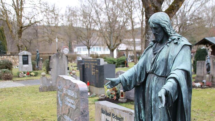 Der Münnerstädter Friedhof beispielsweise hat zu einem gewissen Teil auch Parkcharakter. Deshalb hat hat der Stadtrat einen Teil der  kalkulierten Grabnutzungsgebühren abgezogen. Insgesamt steigen die Gebühren aber an. Foto: Thomas Malz