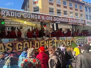 Bei Sonnenschein feierten rund 100.000 Menschen den Fasching.