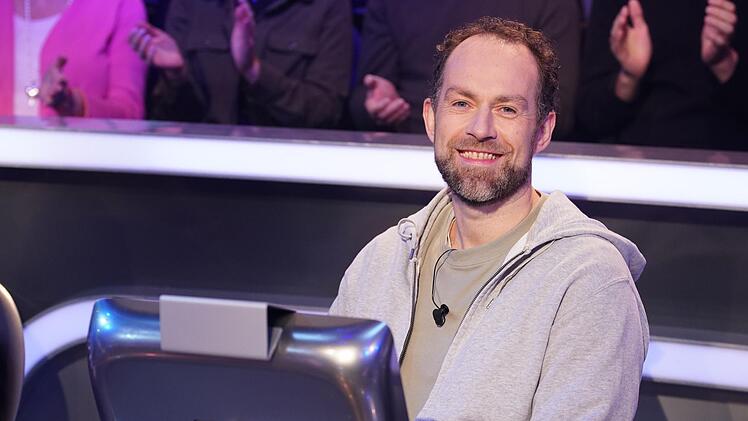 "Ich hab die Hose komplett voll", gestand Kevin Kevenh&ouml;rster vor der ersten Frage. Am Ende erspielte er 16.000 Euro und kehrt im Finale zur&uuml;ck.