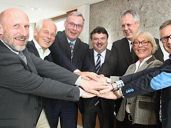 Ein starkes Team bringt den Arbeitskreis Schule-Wirtschaft voran: von links die Vorsitzenden des Bereichs Schule, Mario Schmidt und Michael Pfitzner, der neue Vorsitzende für den Bereich Wirtschaft, Clemens Dereschkewitz, Landrat Klaus Peter Söllner, das scheidende Führungsduo Wirtschaft, Bernd Müller und Annegret Kühne, und der neue stellvertretende Vorsitzende Wirtschaft, Hans-Peter Brendel. Foto: Dagmar Besand