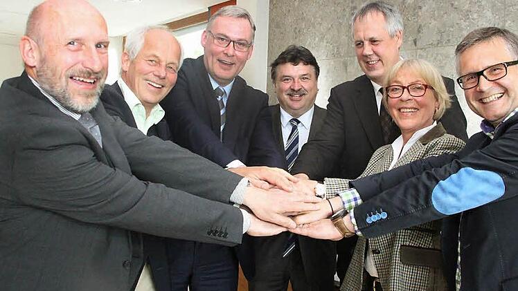 Ein starkes Team bringt den Arbeitskreis Schule-Wirtschaft voran: von links die Vorsitzenden des Bereichs Schule, Mario Schmidt und Michael Pfitzner, der neue Vorsitzende für den Bereich Wirtschaft, Clemens Dereschkewitz, Landrat Klaus Peter Söllner, das scheidende Führungsduo Wirtschaft, Bernd Müller und Annegret Kühne, und der neue stellvertretende Vorsitzende Wirtschaft, Hans-Peter Brendel. Foto: Dagmar Besand