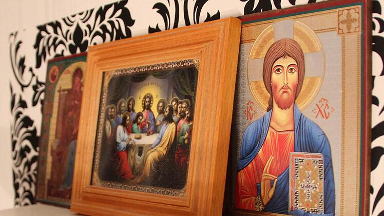 Die Ukrainerin hat mehrere Ikonenbilder in ihrer Wohnung verteilt.