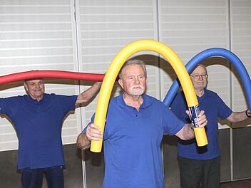 Herold Herold aus Ebelsbach, Peter Scherer aus Staffelbach und Willi Scharting aus Rudendorf (von links) bei leichten Mobilisations- und Kräftigungsübungen für oberer Rücken, Schulter- und Armregion mit der "Poolnudel". Foto: Ralf Naumann