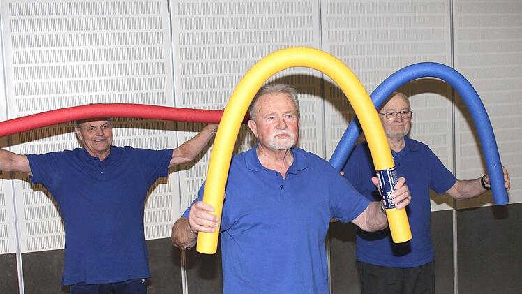 Herold Herold aus Ebelsbach, Peter Scherer aus Staffelbach und Willi Scharting aus Rudendorf (von links) bei leichten Mobilisations- und Kräftigungsübungen für oberer Rücken, Schulter- und Armregion mit der "Poolnudel". Foto: Ralf Naumann