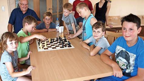 Nach einer kurzen Einführung durch Hans Richter (hinten links) und Kilian Mager (hinten Zweite von rechts) spielten die Jugendlichen eine Partie Schach.  Foto: Alfred Thieret