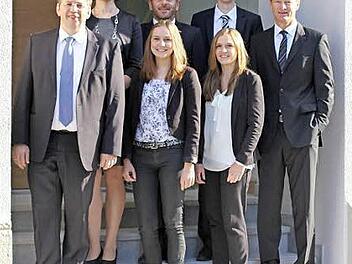 Auf dem Foto (von links) Filialdirektor Johannes Wagenpfahl, Monika Häusler, Melina Schmitt, Ralf Adelsbach, Felix Wolf, Anna Schäfer und Markus Seelbach.  Fotos: Bank Schilling