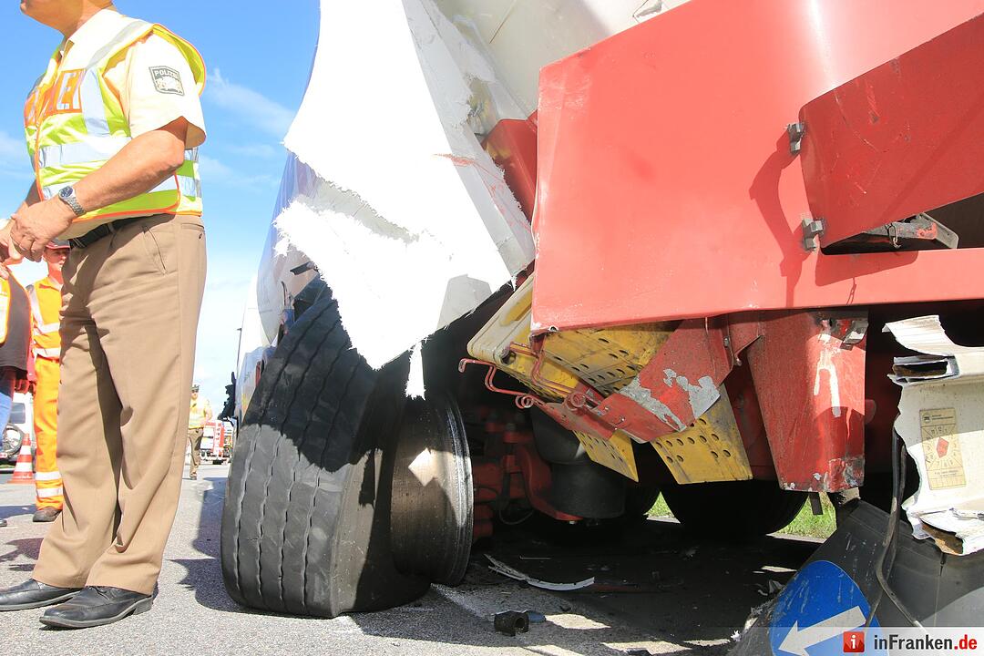 Unfall auf A73 bei Buttenheim: Lkw umgekippt